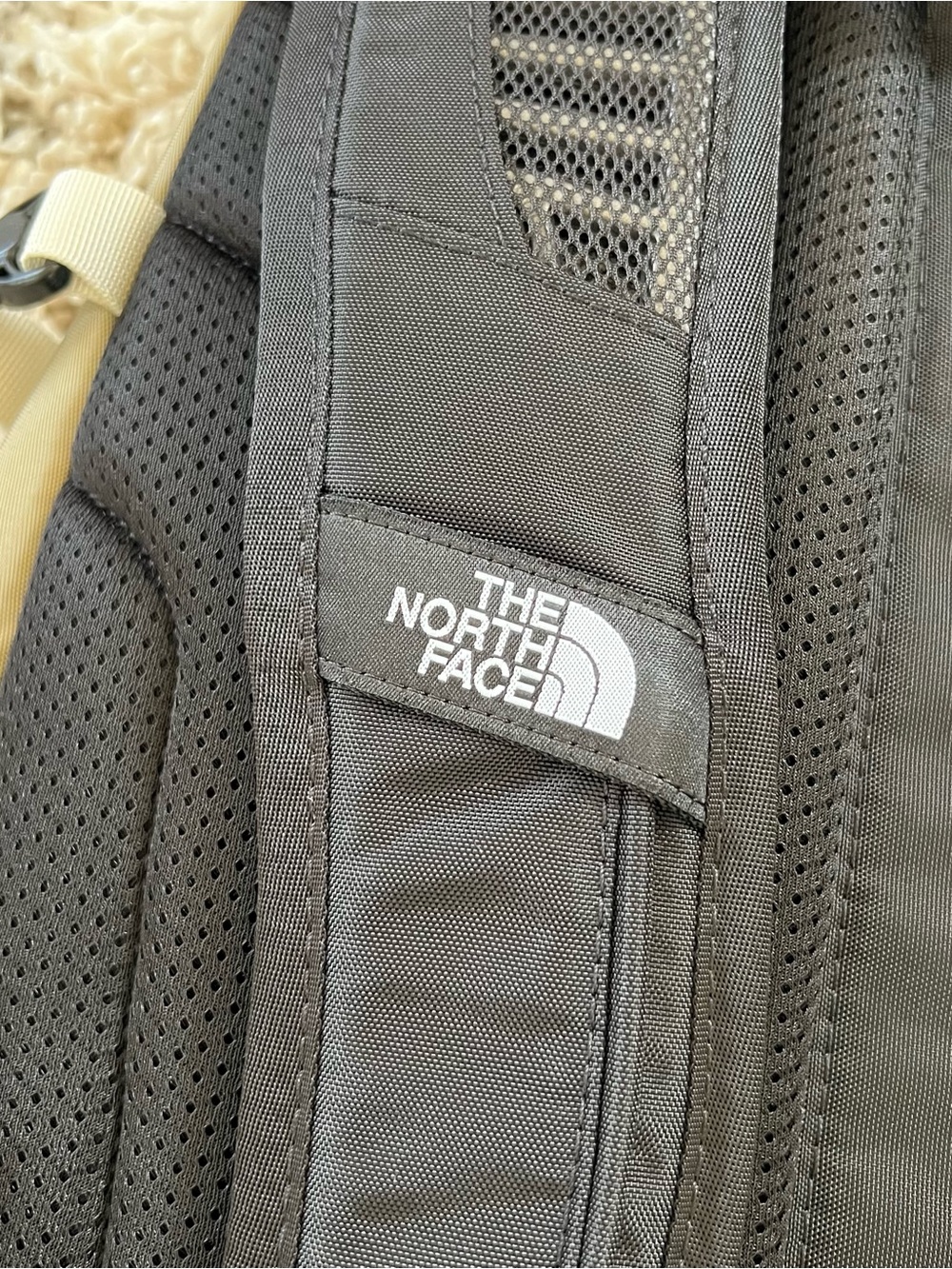 đź–¤NWTđź–¤ THE NORTH FACE Hot Shot Backpack Black Beige - Picture 11 of 11